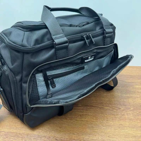 Torba sportowa podróżna na ramię Tumi Torba sportowa podróżna na ramię Tumi