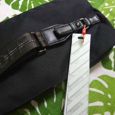 Torebka listonoszka na ramię Off White Torebka listonoszka na ramię Off White