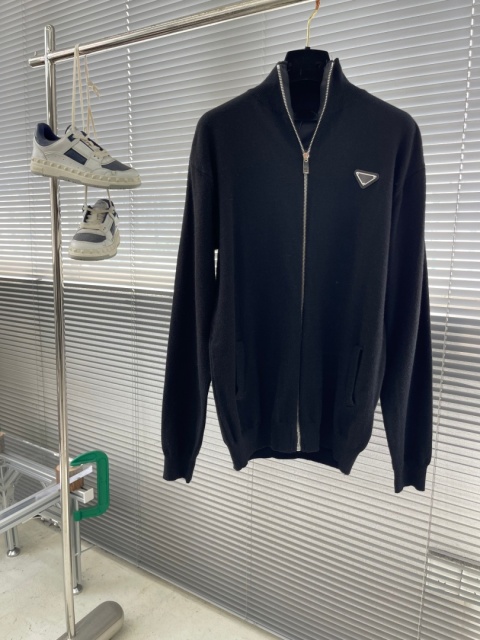 Sweter zapinany na zamek Prada