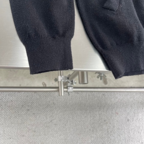 Sweter zapinany na zamek Prada