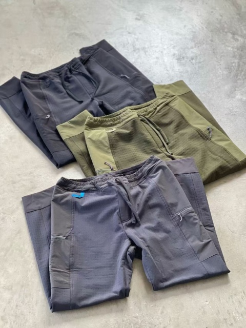 Spodnie cargo Patagonie – wodoodporne, ocieplane, z kieszeniami na zamek