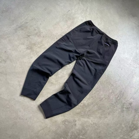 Spodnie cargo Patagonie – wodoodporne, ocieplane, z kieszeniami na zamek