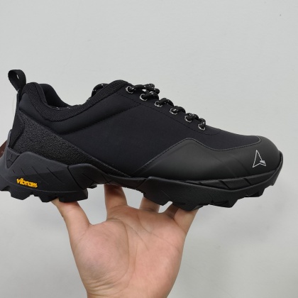 Buty Roa