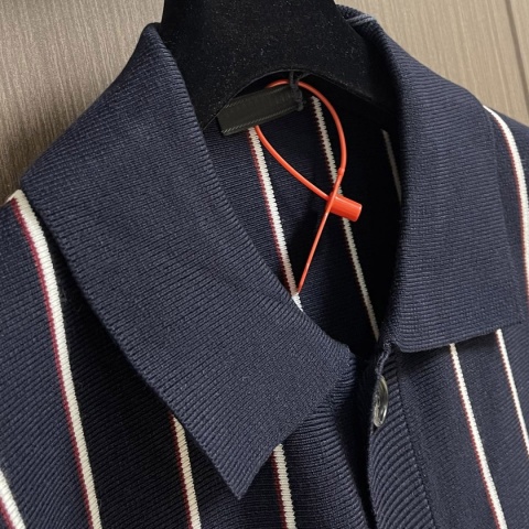 Sweter zapinany na guziki Prada